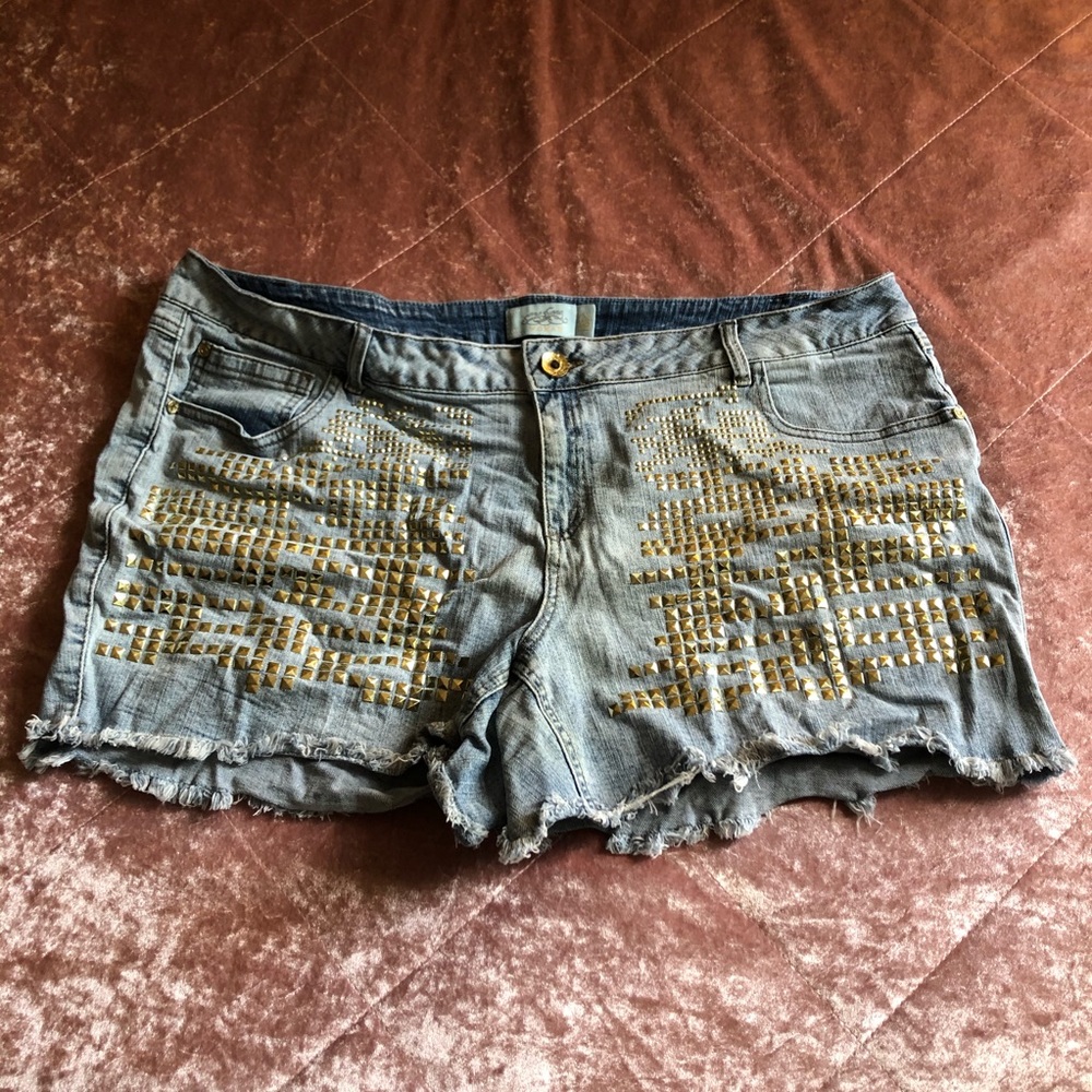 🌵☀️ Studded Denim Cut-offs ☀️🌵